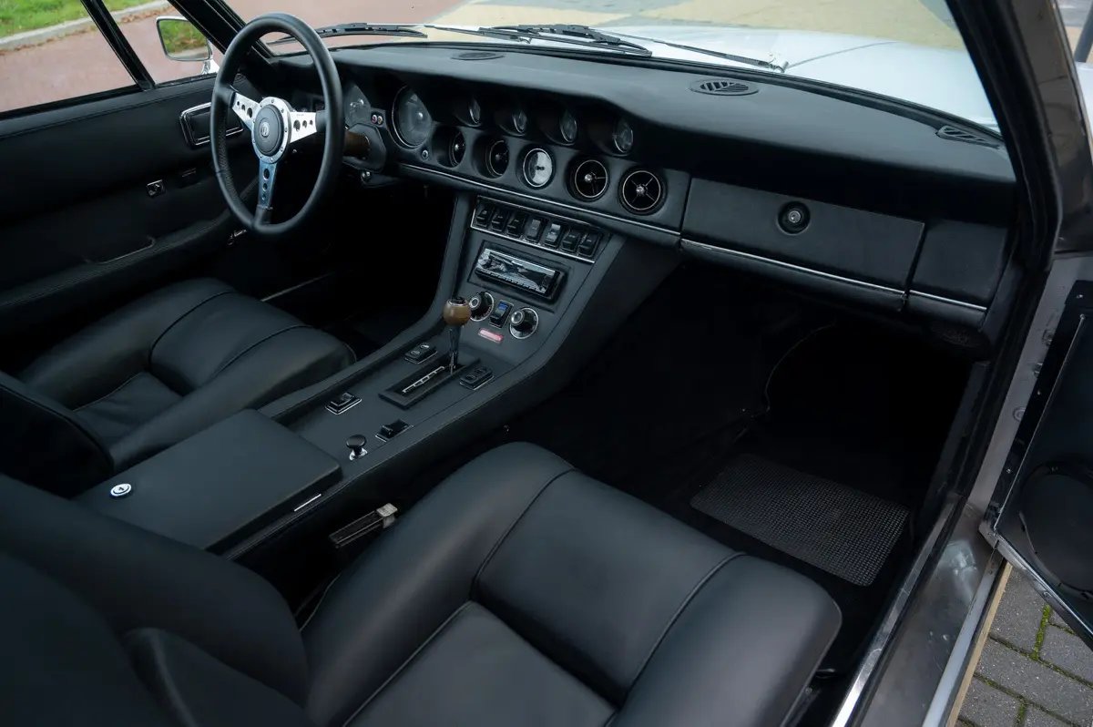 Dashboard met houten stuur en klokkenwinkel